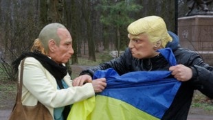 Als Putin und Trump verkleidete Aktivisten „streiten sich“ während einer Kundgebung vor der US-Botschaft um die Ukraine. (Bild: EPA/SERGEY DOLZHENKO)