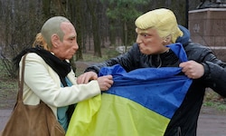Als Putin und Trump verkleidete Aktivisten „streiten sich“ während einer Kundgebung vor der ...