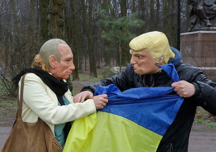 Als Putin und Trump verkleidete Aktivisten „streiten sich“ während einer Kundgebung vor der ...
