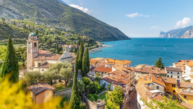 So malerisch kann es im Trentino – genau genommen in Torbole am Gardasee – sein, dennoch kämpft die Region mit Entvölkerung.  (Bild: stock.adobe.com)