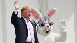 Bei Trumps letzter Osterfeier im Weißen Haus gab es noch ausreichend Eier – nun suchen die USA verzweifelt in anderen Ländern nach dem Grundnahrungsmittel. (Bild: APA/AFP/MANDEL NGAN)