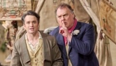 Der verliebte Nemorino (Xabier Anduaga) und seine Liebestrank-Dealer Dulcamara (Bryn Terfel). (Bild: (c) Wiener Staatsoper /Michael Pöhn)