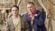 Der verliebte Nemorino (Xabier Anduaga) und seine Liebestrank-Dealer Dulcamara (Bryn Terfel). (Bild: (c) Wiener Staatsoper /Michael Pöhn)