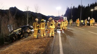 Kurz nach 5 Uhr ereignete sich der schreckliche Unfall. Ein Großaufgebot von Einsatzkräften war vor Ort. (Bild: ZOOM Tirol)