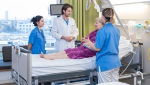 Gerade jene Patienten, die bisher mit einer monatelangen Wartezeit rechnen mussten, könnten jetzt am schnellsten zu Operationen kommen. (Bild: Martin Meieregger)