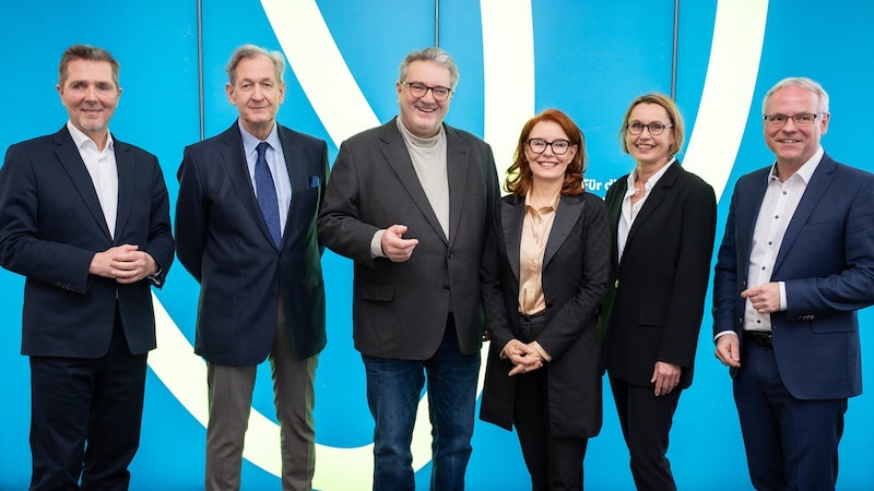 Michael Binder (Ärztlicher Direktor Wigev), Christian Sebesta (Wigev-Kooperationskoordinator), Gesundheitsstadtrat Peter Hacker, Wigev-Chefin Evelyn Kölldorfer-Leitgeb,  Cornelia Obermeier (Geschäftsführerin Goldenes Kreuz & Confraternität) und Martin Fuchs (CEO PremiQaMed) (Bild: David Bohmann)