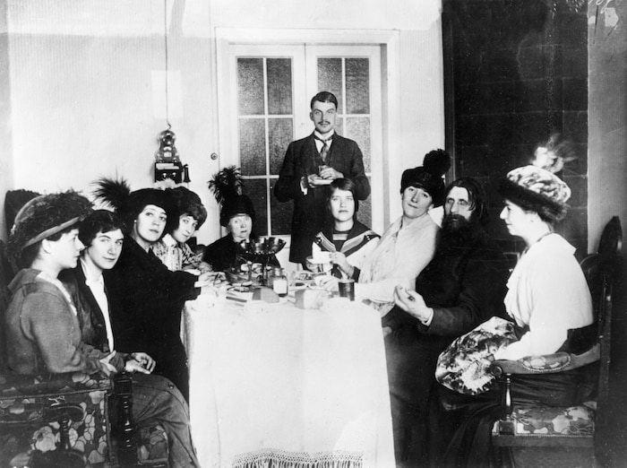 Rasputin im Kreis von russischen Aristokratinnen. Der mysteriöse Wunderheiler faszinierte die feine St. Petersburger Gesellschaft.