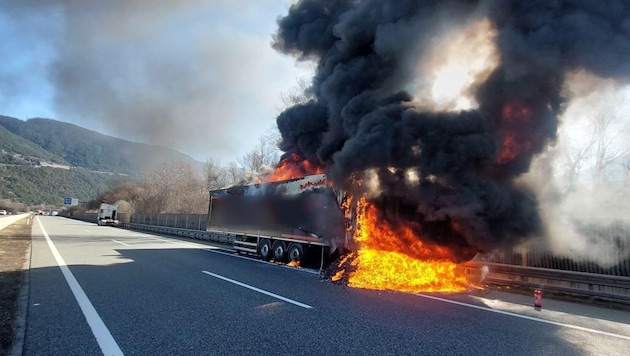 Der Lkw-Anhänger brannte komplett aus. (Bild: Asfinag, Krone KREATIV)