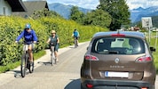 Neben Radfahrern seien Kinder durch den Mehrverkehr auf der engen Straße gefährdet, kritisieren ...