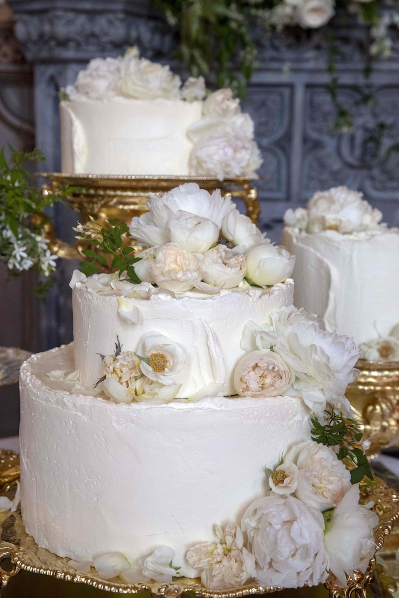 Bei der Hochzeitstorte setzte das Brautpaar auf die Geschmacksrichtung Holunder. (Bild: STEVE PARSONS / AFP / picturedesk.com)