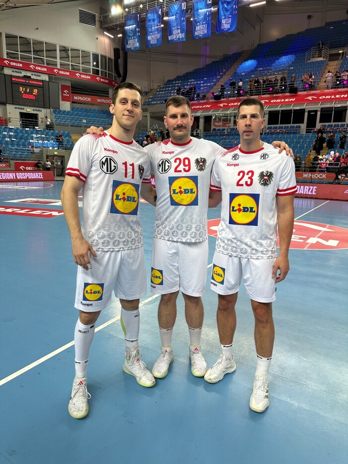 Albek (li.) mit seinen Grazer Nationalteamkollegen Lukas Schweighofer und Nemanja Belos.