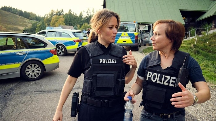 Besprechungen, Besprechungen, Besprechungen – währenddessen schafft es eine Hochschwangere, vor ...