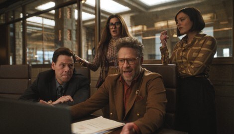 Seth Rogen (vorne) ist Hirn und Herz der Serie „The Studio“. (Bild: AppleTV+)