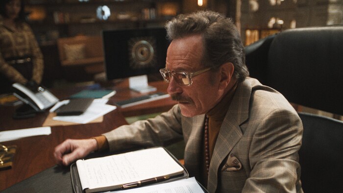 Bryan Cranston spielt den Studioboss.