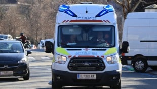 Die Frau wurde mit der Rettung ins Krankenhaus gebracht. (Bild: Birbaumer Christof)