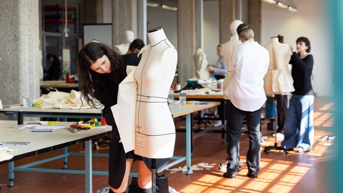 Kunstuni in der Tabakfabrik: Nähwerkstätten und Roboterlabore