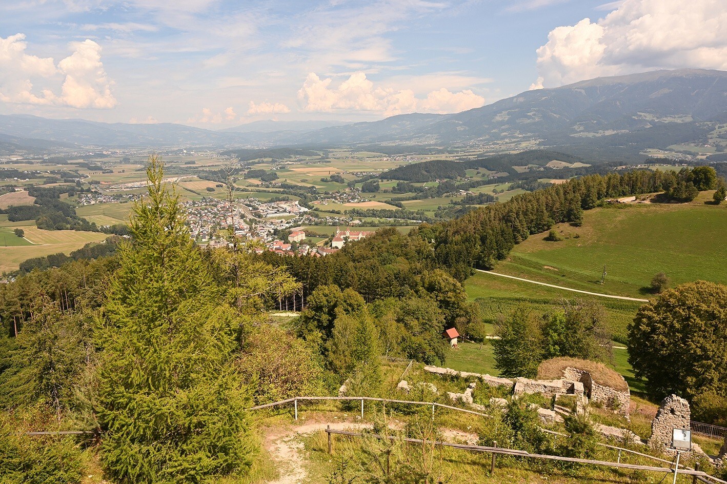 Blick ins Lavanttal von der Burgruine Rabenstein. (Bild: R. Jernej)