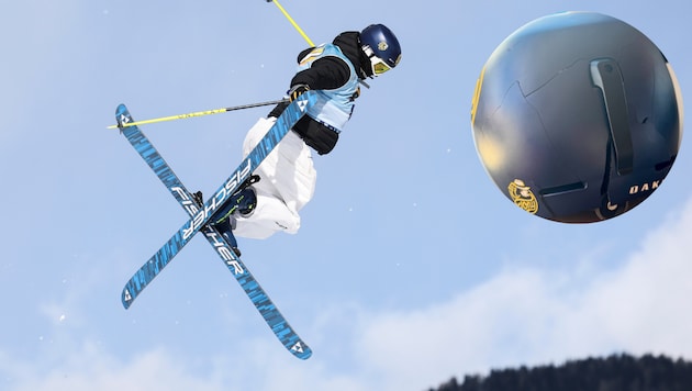 Bei einem Sturz von Lukas Müllauer brach der Helm (kl. B.). (Bild: GEPA)