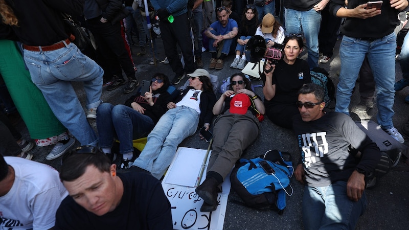 Tausende Israelis haben in Jerusalem gegen ihre Regierung protestiert. (Bild: EPA/ATEF SAFADI)