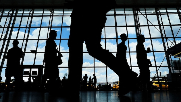 Unter bestimmten Voraussetzungen warnt unser Nachbarland jetzt explizit vor „Festnahme, Abschiebehaft und Abschiebung“. (Bild: APA/Getty Images via AFP/GETTY IMAGES/SPENCER PLATT)