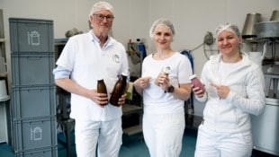Egger und seine „Milchmädchen“ Stefanie und Sandra (v. li.)