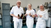 Egger und seine „Milchmädchen“ Stefanie und Sandra (v. li.)