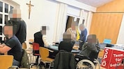 Die „Krone“ machte sich selbst ein Bild. Unter dem Kruzifix wird bei der SPÖ-Veranstaltung ...