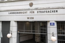 Regen drang im Bereich von Sanierungsarbeiten ins Gebäude.