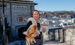 Porsche-Nachbarin Doris Rüggeberg steht mit ihren Hunden vor der Felix-Pforte.