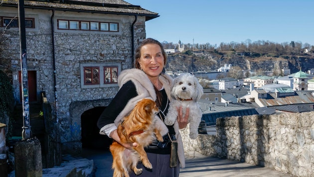 Porsche-Nachbarin Doris Rüggeberg steht mit ihren Hunden vor der Felix-Pforte. (Bild: Markus Tschepp)