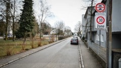 Das Fahrverbot am Kreuzweg sorgt für dicke Luft zwischen Anrainern und Kirchengehern. (Bild: Wenzel Markus)