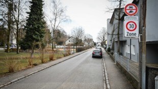 Das Fahrverbot am Kreuzweg sorgt für dicke Luft zwischen Anrainern und Kirchengehern. (Bild: Wenzel Markus)