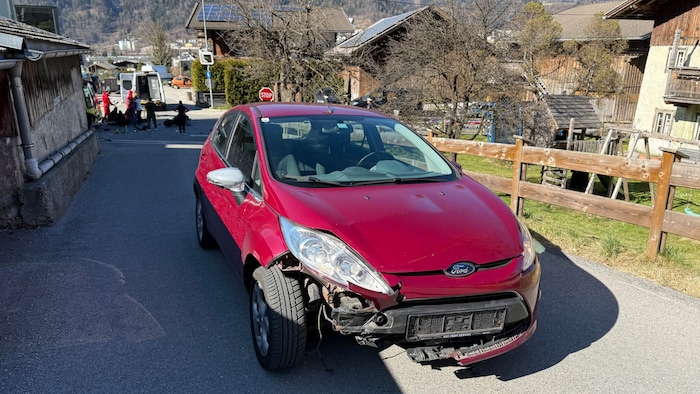 Auch das Auto des 39-Jährigen ist stark beschädigt. 