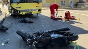 Bei dem Zusammenstoß wurden Bus und Motorrad erheblich beschädigt. 