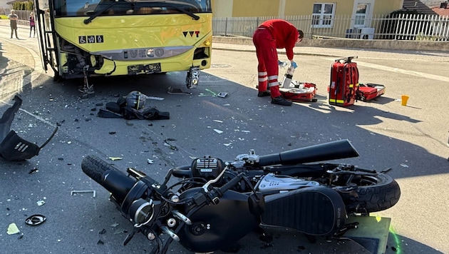 Bei dem Zusammenstoß wurden Bus und Motorrad erheblich beschädigt.  (Bild: ZOOM Tirol)