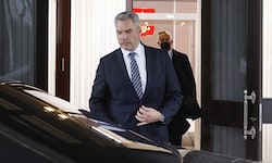 April 2022: Nehammer verlässt Putins Residenz nach einem 75-minütigem-Gespräch.
