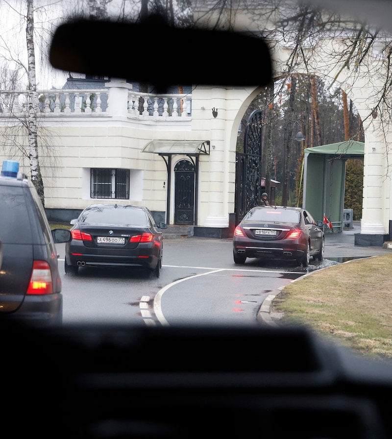 Einfahrt in Putins Residenz der österreichischen Delegation (Bild: Dragan TATIC)