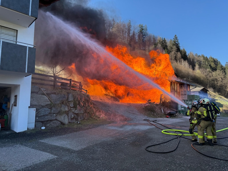 Die Einsatzkräfte hatten alle Hände voll zu tun, um ein Übergreifen der Flammen auf das Wohnhaus zu verhindern.  (Bild: ZOOM Tirol)