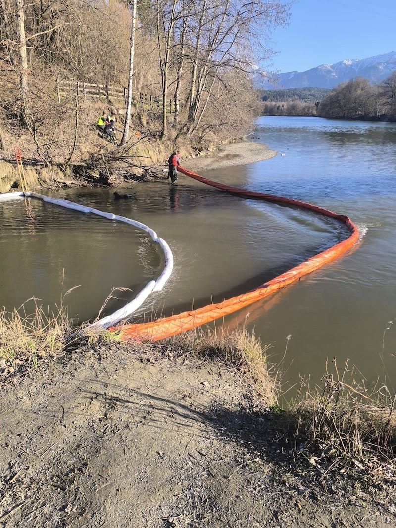 Die Ölsperre im Seebach. (Bild: HFW Villach)