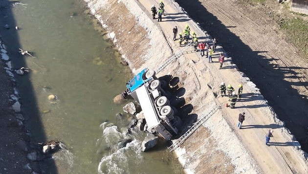 Der Lkw blieb auf der Böschung liegen. (Bild: HFW Villach)