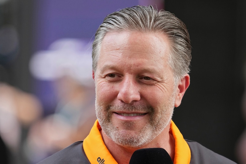 McLaren-Teamchef Zak Brown (Bild: AP/Scott Barbour)