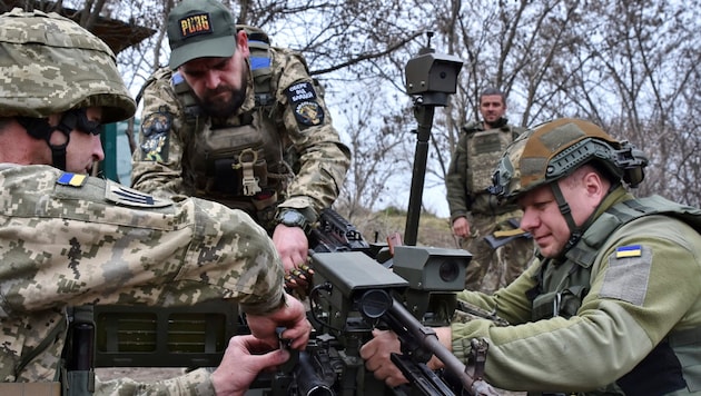 Ukrainische Soldaten bereiten eine Drohne vor (Symbolbild). (Bild: APA/Ukrainian 65 Mechanised brigade)