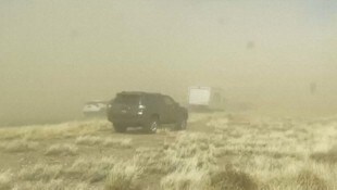 Bei Sichtweiten unter 500 Metern und Seitenwinden mit mehr als 100 Stundenkilometern wurde von Fahrten abgeraten. (Bild: KameraOne)