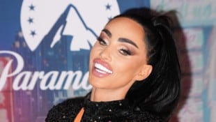 Katie Price sorgt regelmäßig für Schlagzeilen – mit Schönheits-Opertionen, Zahnaufhellungen, ...