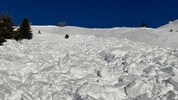200 Meter wurden die Tourengeher von einer Lawine (Symbolbild) mitgerissen.