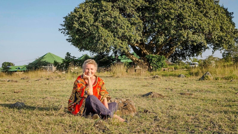 Gründerin & Ärztin Christine Wallner bei „ihrem“ Feigenbaum in Momella (Bild: Africa Amini Alama)