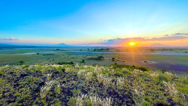 Sonnenuntergang im Naturschutzgebiet Sinya in Tansania, begleitet vom stolzen Maasai Lucas. (Bild: Diana Krulei)