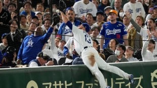 Rodney Peete schnappte in Tokio Max Muncy den Baseball weg. (Bild: AP/Hiro Komae)