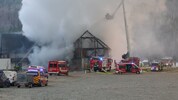 Der Stall wurde ein Opfer der Flammen.