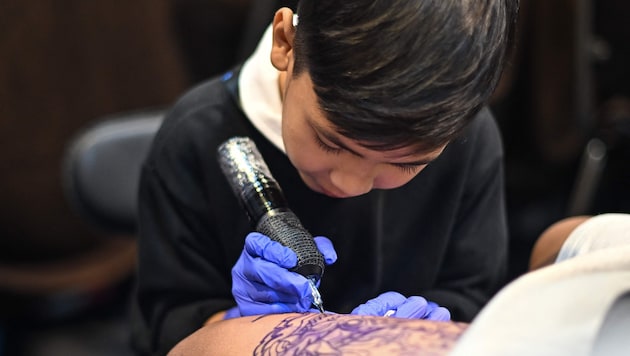 Der junge Thailänder möchte später ein eigenes Tattoo-Studio eröffnen. (Bild: AFP/MANAN VATSYAYANA)